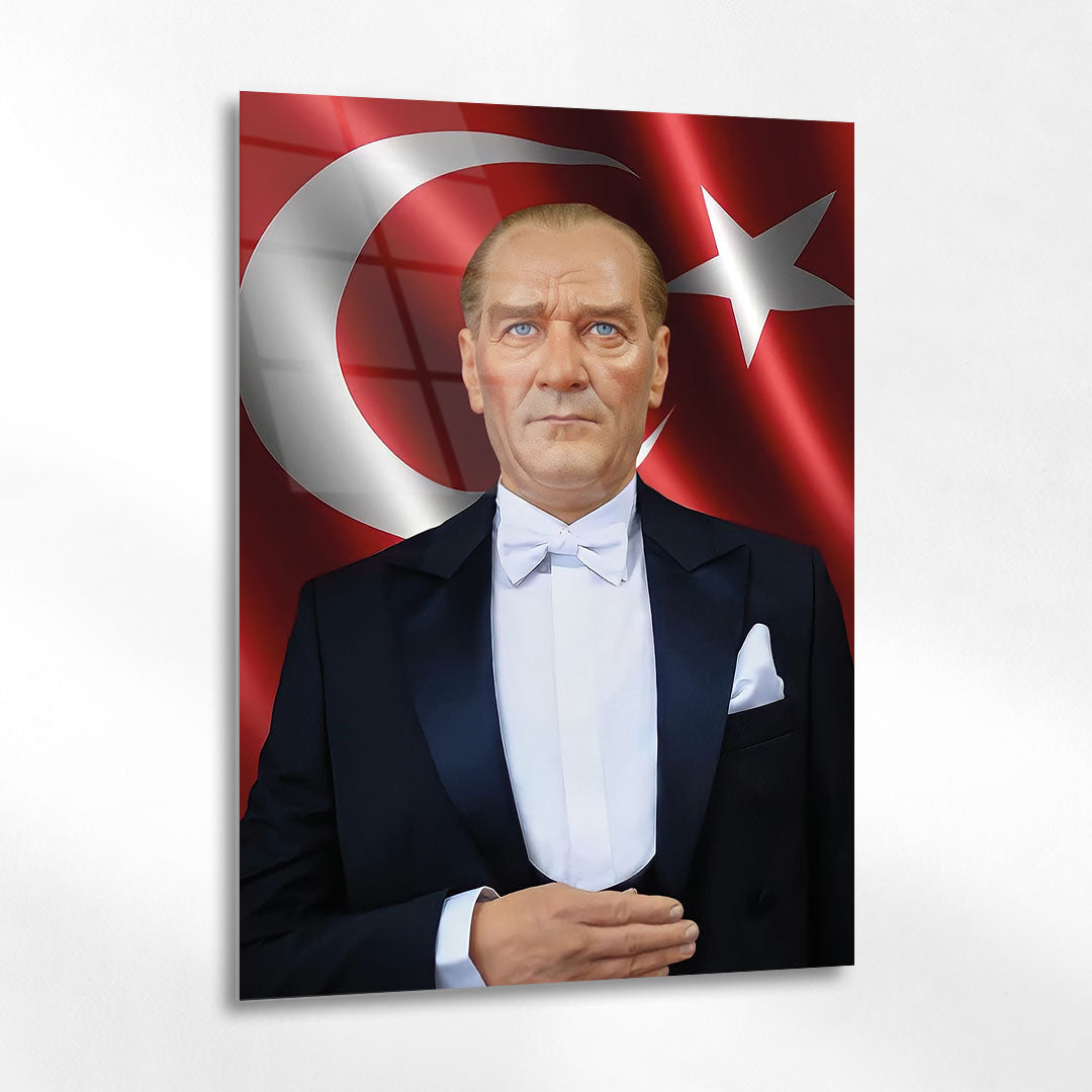 Atatürk Bayrak Önünde Resmi Klasik Portre Cam Tablo