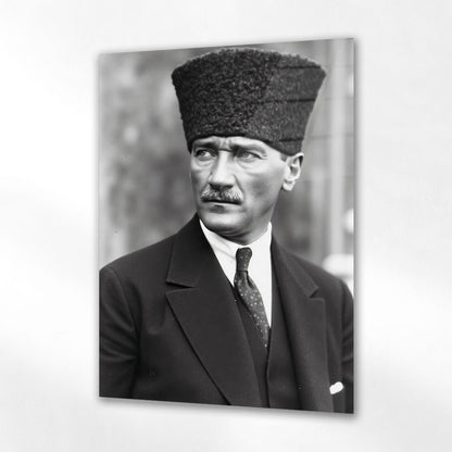 Atatürk Siyah Beyaz Kalpaklı Yandan Portre Cam Tablo
