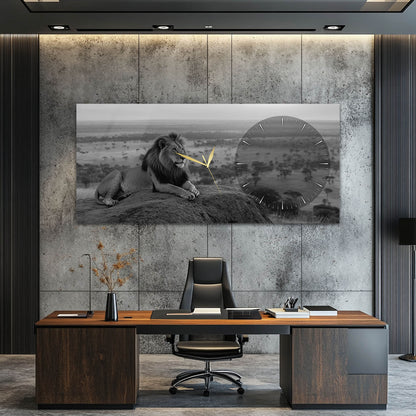Siyah Beyaz Vahşi Aslan Manzaralı Cam Saatli Tablo 4 mm Modern